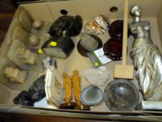 A TRAY OF COLLECTABLES TO INCLUDE ART DECO ONYX BOOK ENDS