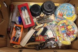 A BOX OF COLLECTABLES TO INCLUDE PEN KNIVES