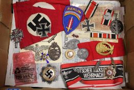 A TRAY OF NAZI RELATED ITEMS TO INCLUDE BADGES