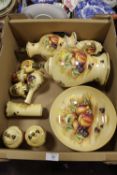 A TRAY OF AYNSLEY ORCHARD GOLD CERAMICS TO INCLUDE TABLE LAMPS, FRUIT BOWL ETC.