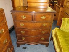 A 20TH CENTURY WALNUT CROSSBANDED SERPENTINE FRONTED FIVE DRAWER CHEST H-79 W-69 CM