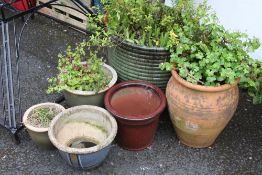 AN ASSORTMENT OF SIX PLANT POTS LARGEST H-44CM ( SOME WITH CONTENTS )