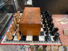A GOOD LATE VICTORIAN FRUITWOOD AND EBONISED STAUNTON CHESS SET WITH BOARD AND PERIOD CHESS BOX - CI