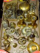 A TRAY OF BRASSWARE TO INCLUDE CANDLE STICKS AND HORSE BRASSES