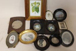 A COLLECTION OF SMALL AND MINIATURE PICTURE FRAMES