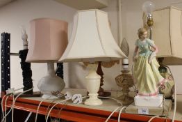 A QUANTITY OF ASSORTED TABLE LAMPS TO INCLUDE A MATT FINISH PORTMEIRION EXAMPLE, AND CARVED TRIBAL