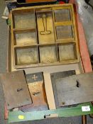 FOUR VINTAGE WOODEN LOCKS TOGETHER WITH A WOODEN CASH TILL TRAY
