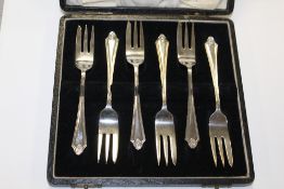 A CASED SET OF SIX HALLMARKED SILVER THREE PRONG FORKS APPROX WEIGHT - 106G