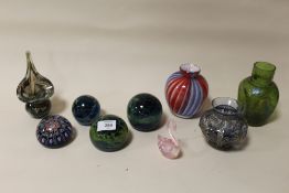 A COLLECTION OF STUDIO GLASSWARE TO INCLUDE MEDINA STYLE GLASS PAPERWEIGHTS (9)
