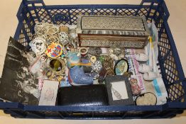 A TRAY OF COSTUME JEWELLERY AND COLLECTABLES ETC.