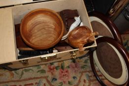 A MODERN WOODEN LIDDED BOX CONTAINING ASSORTED TREEN TO INCLUDE A FRUIT BOWL
