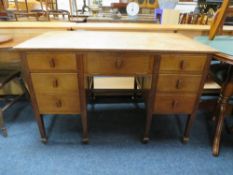 A VINTAGE OAK OFFICE DESK H 77 CM, W 122 CM