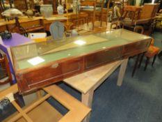 A VINTAGE MAHOGANY FRAMED TABLE TOP DISPLAY CABINET W-178 D-56 CM