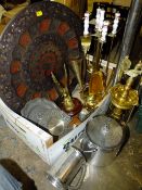 A BOX OF METALWARE TO INCLUDE A EASTERN STYLE BRASS CHARGER AND COMPANION SET