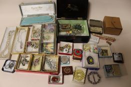 A BOX OF COSTUME JEWELLERY AND COLLECTABLES TO INCLUDE A VINTAGE RONSON LIGHTER, SHAVING KIT ETC.