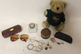 A SELECTION OF COLLECTABLES TO INCLUDE A CUT GLASS INKWELL, VINTAGE SPECTACLES ETC
