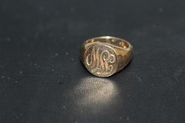 A HALLMARKED 9 CARAT GOLD RING, approx weight 11.4g, ring size P