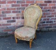 AN EDWARDIAN SATINWOOD AND INLAID UPHOLSTERED CHAIR, with carved rail, raised on shaped carved