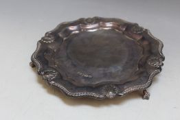 A HALLMARKED SILVER CARD TRAY BY CARR'S OF SHEFFIELD - SHEFFIELD 1992, on ball and claw feet, approx