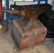 A LARGE VINTAGE ANVIL SET ON A WOODEN STAND, L 79 cm