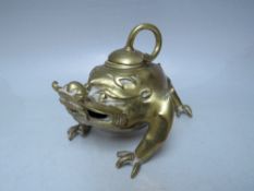 AN ORIENTAL BRASS THREE FOOTED TOAD LIKE ANIMAL INCENSE BURNER, W 18 cm, H 13 cm