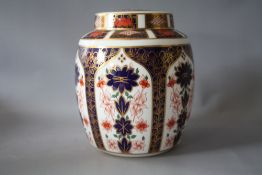 A ROYAL CROWN DERBY IMARI PATTERN LIDDED GINGER JAR, H 18 cm, marked as a second