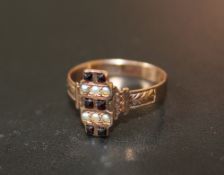 A GEORGIAN STYLE ROSE GOLD RING, set with garnets and seed pearls, approx weight 2g, ring size P