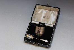 A CASED ART DECO HALLMARKED EGG CUP AND SPOON GIFT SET BY SANDERS AND MACKENZIE - BIRMINGHAM 1935,