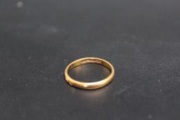 A HALLMARKED 22 CARAT WEDDING BAND, approx weight 2g, ring size K