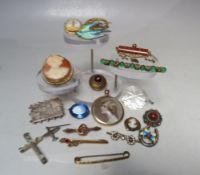 A COLLECTION OF VINTAGE COSTUME JEWELLERY, to include a hallmarked silver horseshoe and enamel