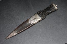 A SCOTTISH HALLMARKED SILVER MOUNTED SGIAN - DHU DAGGER - EDINBURGH 1913, makers mark of Henry