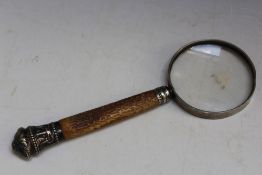 A CONTINENTAL SILVER MOUNTED HORN HANDLE,with later addition magnifying glass, L 22 cm