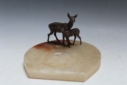 AN AUSTRIAN TYPE COLD PAINTED BRONZE FIGURES OF A DEER AND FAWN SET ON AN ONYX DISH, W 16.5 cm