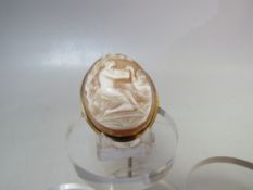 A VINTAGE CAMEO CARVED FIGURAL BROOCH IN 9CT GOLD MOUNT, H 9.5 cm