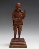A CONTINENTAL WOODEN CARVING OF A MUSICIAN, H 28.5 cm