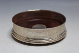 A MODERN HALLMARKED SILVER WINE COASTER - BIRMINGHAM 1991, Dia 12.5 cm