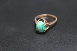 A 9CT DRESS RING SET WITH A GREEN STONE, approx weight 2.4g, ring size O