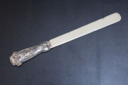 AN ART NOUVEAU HALLMARKED SILVER HANDLED IVORY PAGE TURNER - BIRMINGHAM 1905, L 24.5 cm