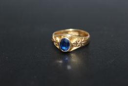 A HALLMARKED 18 CARAT GOLD SAPPHIRE RING, inscribed inside 'Henry Wilcox 1829-1909' with hallmarks