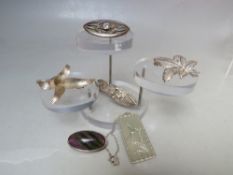 A HALLMARKED SILVER CELTIC / SCOTTISH DESIGN GEMSET OVAL BROOCH, with makers mark 'HO' and stamped