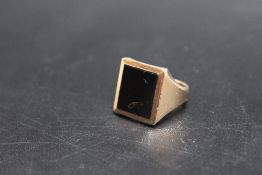 A 9 CT DRESS RING, set with a dark bloodstone type stone, approx weight 10g, ring size O