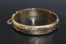 A HALLMARKED 9 CARAT GOLD BANGLE, approx weight 17.4g, Dia 6.75 cm