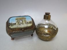 A LATE 19TH CENTURY SOUVENIR GILT AND GLASS JEWELLERY BOX FOR PARIS L'ARC DE TRIOMPHE, W 8.5 cm, H 7