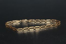A HALLMARKED 9 CARAT GOLD BRACELET, approx weight 4.7g