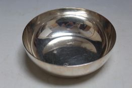 A MODERN HALLMARKED SILVER PLAIN BOWL - BIRMINGHAM 1970, approx weight 113g, Dia 10 cm
