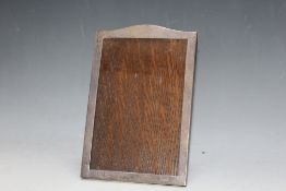 A HALLMARKED SILVER PHOTO FRAME BY BALDWIN AND MARRIOTT - BIRMINGHAM 1920, H 17.25 cm