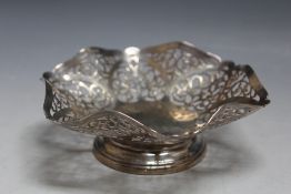 A HALLMARKED SILVER PIERCED BON DON DISH - BIRMINGHAM 1971, approx weight 122g, W 14.5 cm