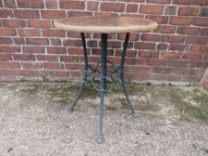 A MID 20TH CENTURY METAL GARDEN TABLE WITH LATER WOODEN TOP, having hairpin style legs with