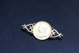 A LATE VICTORIAN HALF SOVEREIGN 1900 MOUNTED AS A BROOCH, approx weight 5.5g, W 4.25 cm