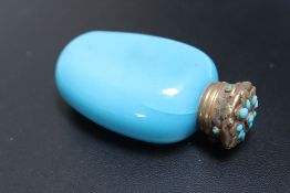 A TURQUOISE GLASS AND GILT METAL SCENT BOTTLE, H 8 cmCondition Report:Stopper is stuck and there's a